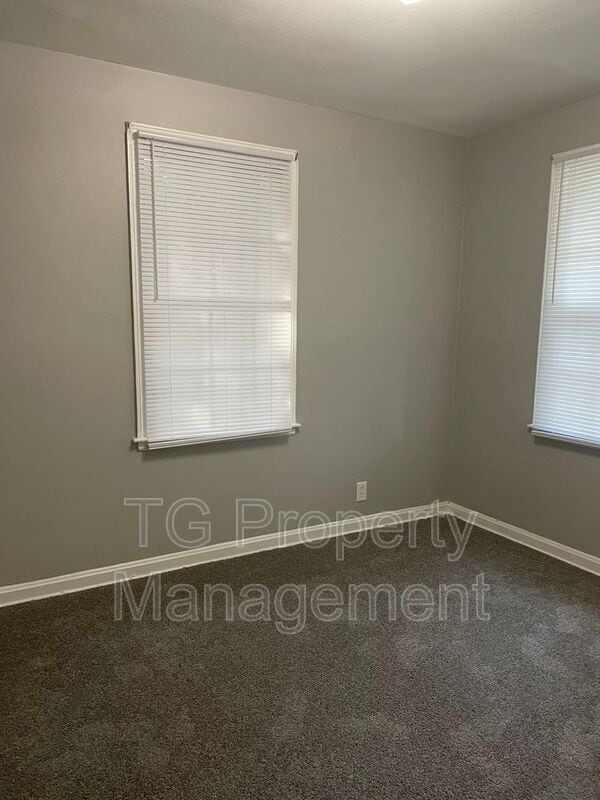 Building Photo - 1242 Kenmore St