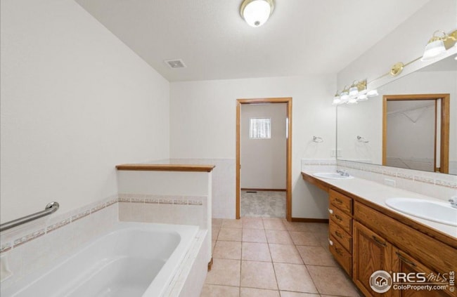 Building Photo - 2615 Anemonie Dr