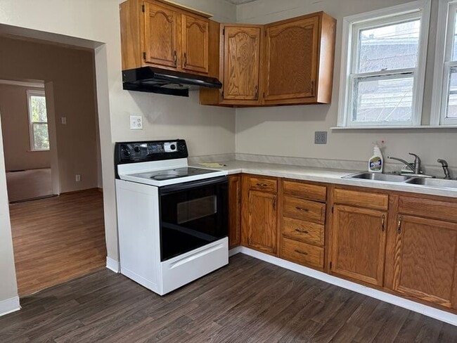 Building Photo - RENT SPECIAL !! 2 Bedroom with a Bonus Roo...