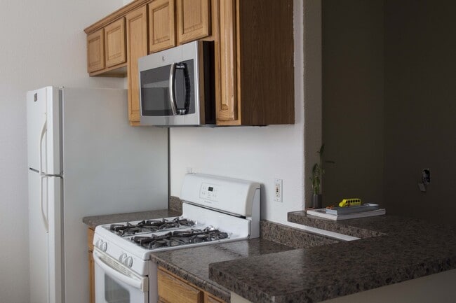 Building Photo - Modern Townhouse with Two Master Bedrooms!