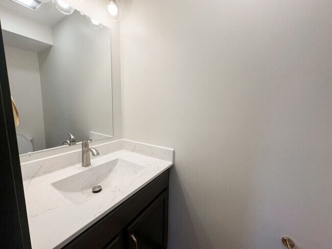 Building Photo - New! Beautiful 2 Bed, 1.5 Bath Apartment i...