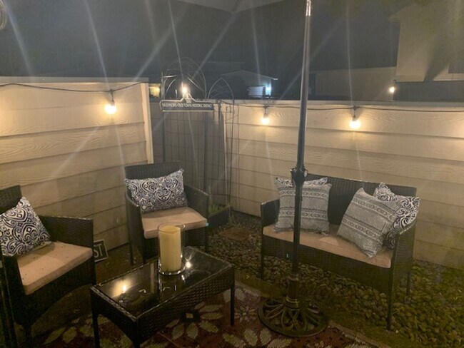 Building Photo - WELL MAINTAINED 2 BR, 2 BA TOWNHOME BY VAN MALL AREA!