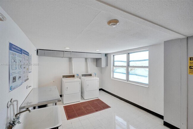 Building Photo - 400 Kings Point Dr