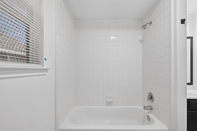 Building Photo - 15807 Sonoma Park Dr