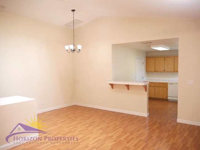 Building Photo - Open 3 Bed 2.5 Bath 1,959 Sq. Ft. Antelope Home