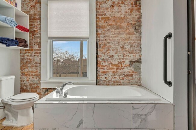 Building Photo - Charming 3BR Duplex in Covington