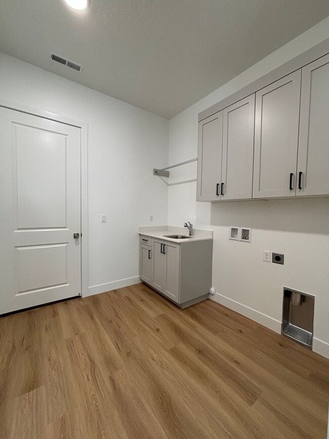 Building Photo - Price Reduced!! Woodland Estates Townhome!