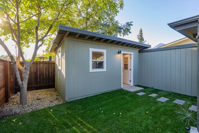 Building Photo - 915 E Matilija St