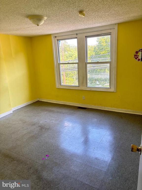 Building Photo - 416 E Oak St