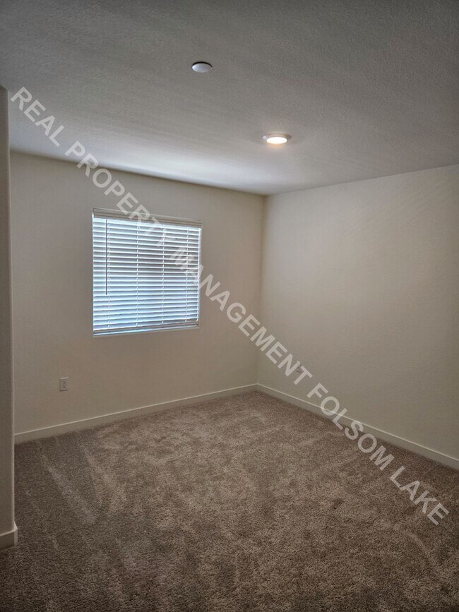 Building Photo - New 3 bedroom 2.5 bath Home in the Riverbl...