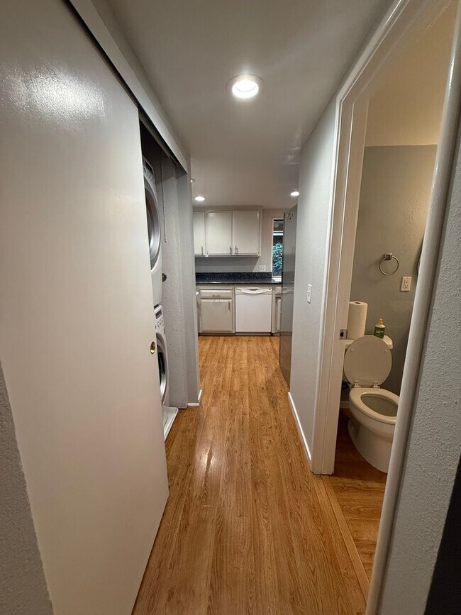 Building Photo - 3 bed 2.5 bath townhome available now!