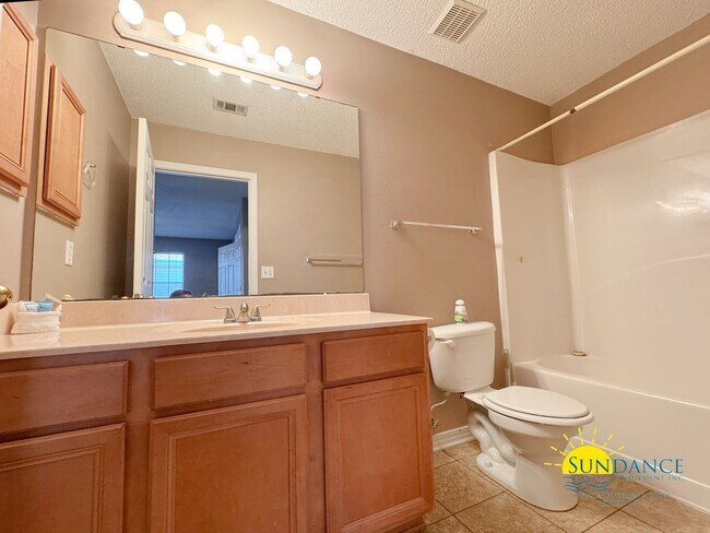 Building Photo - Stylishly Updated 3BR Home Minutes from Destin Harbor & Henderson Beach!