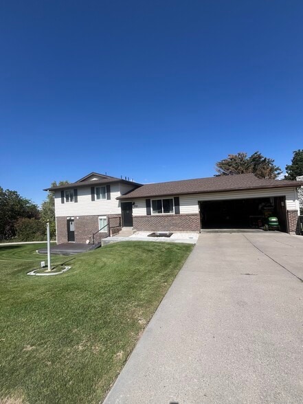 Primary Photo - 2122 Colonial Ln