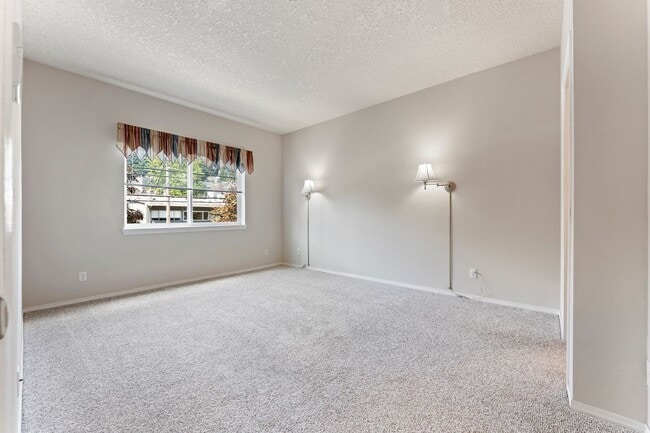 Building Photo - 3-bedroom 2 bath condo with a balcony in s...