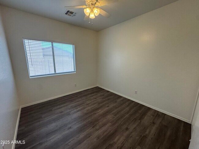 Building Photo - 3323 E Roadrunner Dr