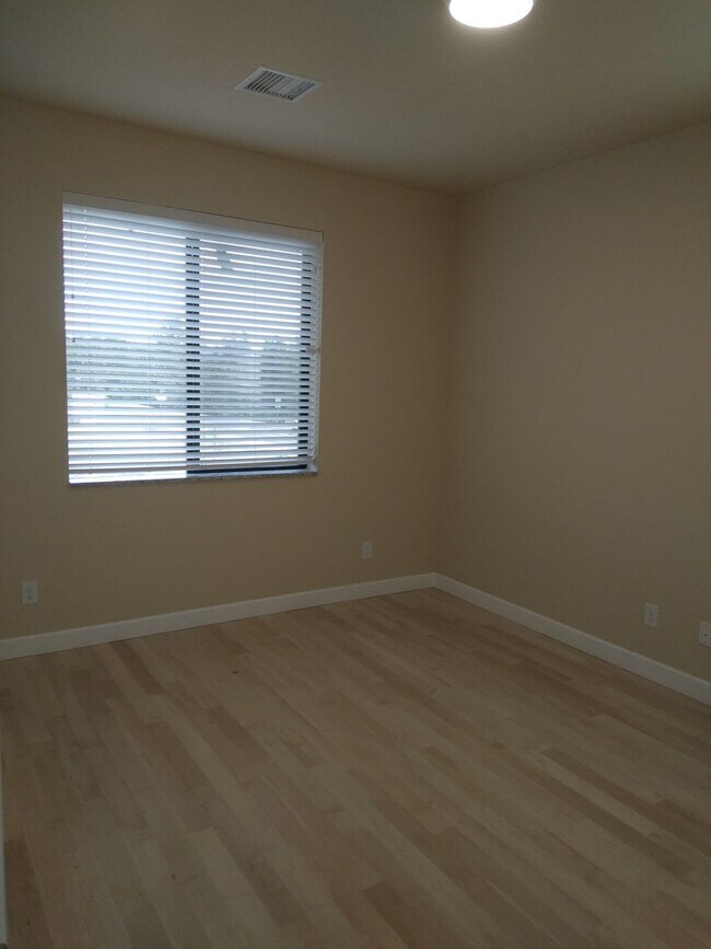 Building Photo - Bison Cove Unit E5 Available Now