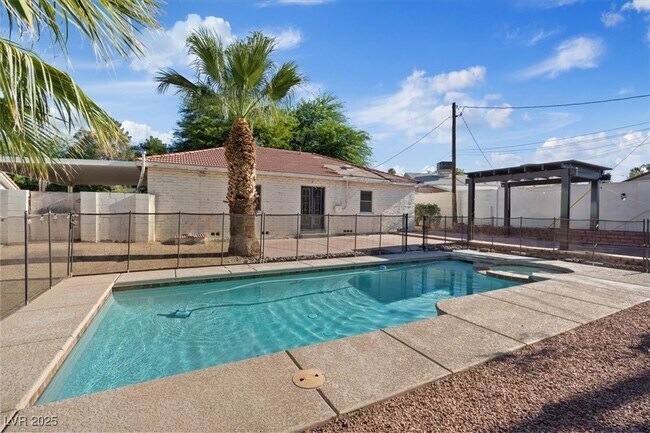 Building Photo - 1609 Chapman Dr