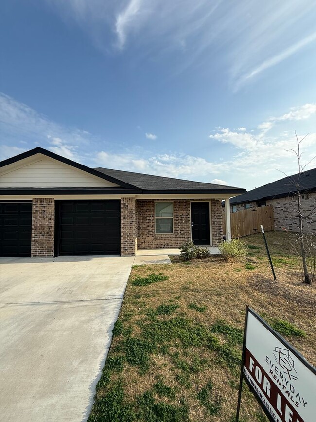 Building Photo - 121 Wind Ridge Dr