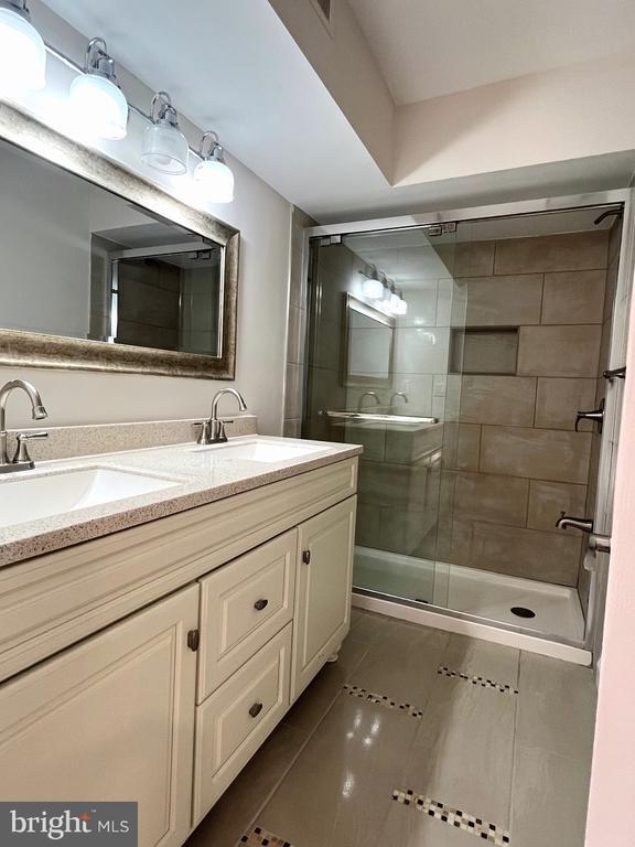 Building Photo - 40 Roxbury Ct