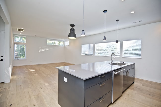 Building Photo - 730 W Stone St