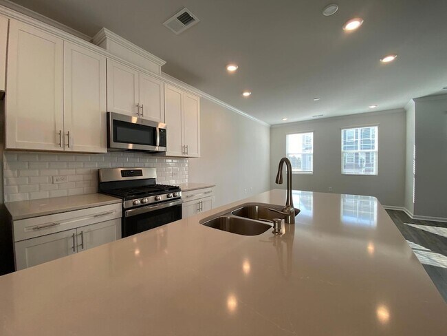 Building Photo - 702 Gimari Dr