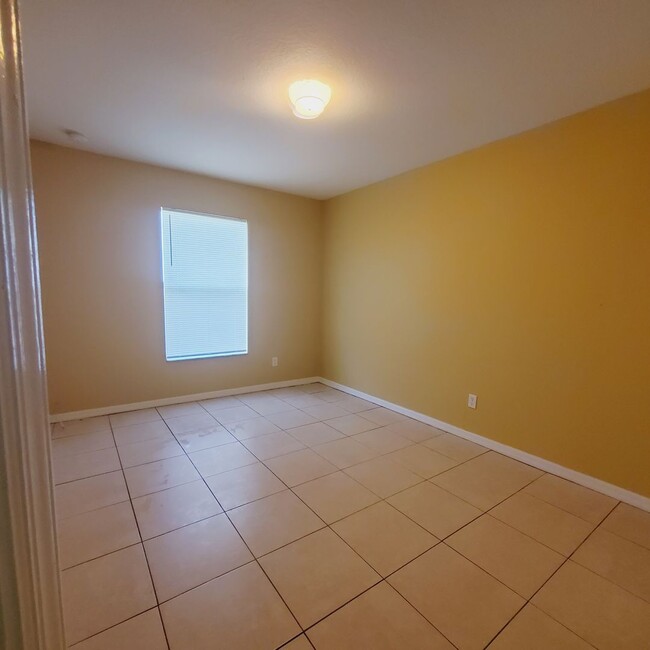 Building Photo - Spacious 3 Bedroom 2 Bath 2 Car Garage PLU...