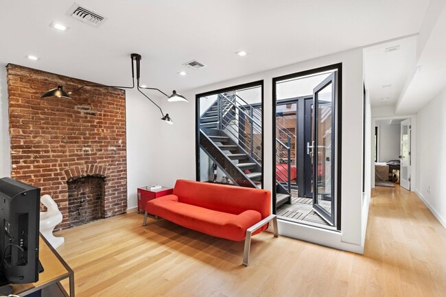 Building Photo - 634 Garden St