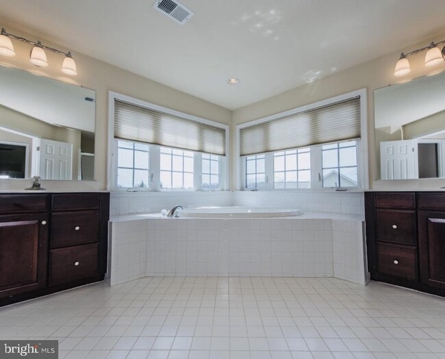 Building Photo - 29 Pathfinder Ct