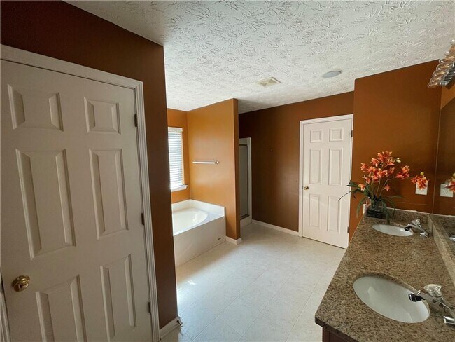 Building Photo - 2180 Skylar Leigh Dr