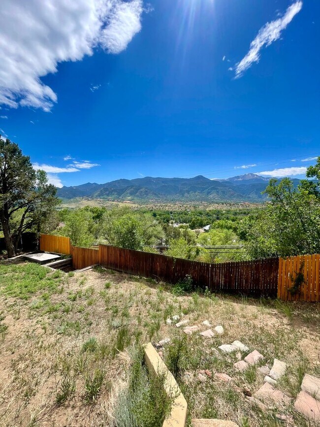 Building Photo - Furnished 3 bedroom/2bath close to Garden of the Gods