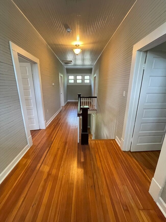 Building Photo - Stunning, renovated 7br home in the heart ...
