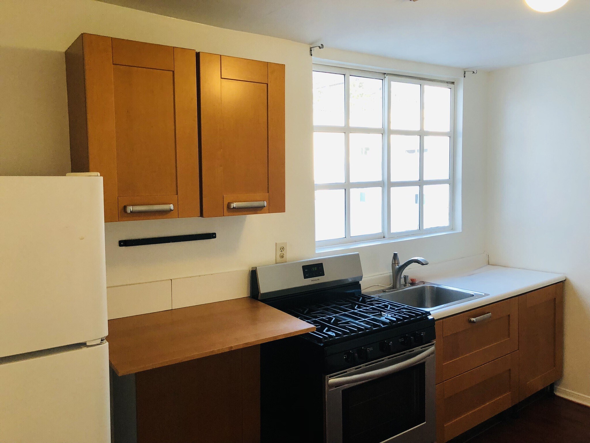 Building Photo - 7261 1/2 Melrose Ave