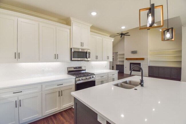 Building Photo - Tour Today! Stunning 4 Bedroom 2 Bath in W...