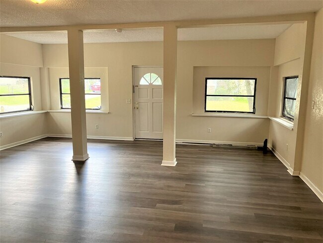 Building Photo - HUGE Dade City 3BR/1BA/1 Car Garage Home w...