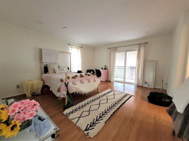 Building Photo - Upgraded townhome in central location !