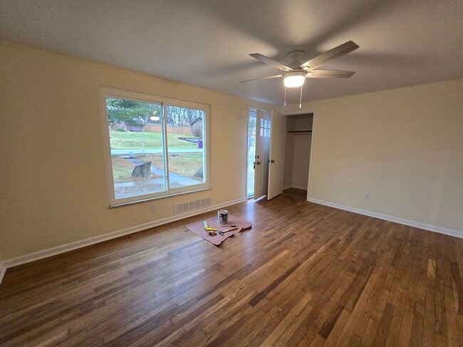 Building Photo - 2 Bedroom Home - Plum School District - Available February!