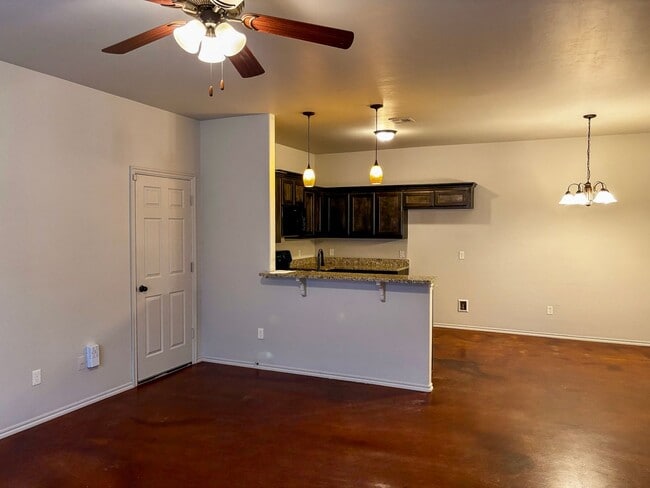 Building Photo - 3br 2ba duplex with 2 car garage!!