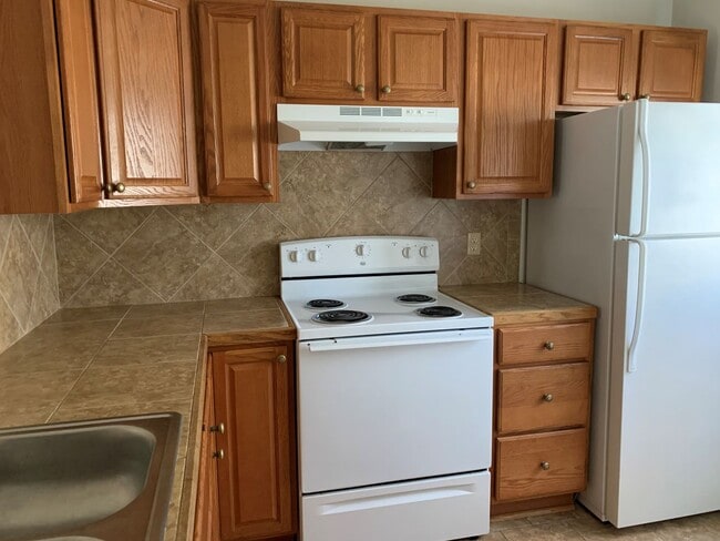 Building Photo - Tenbury Square Townhomes Off Old Forest Road
