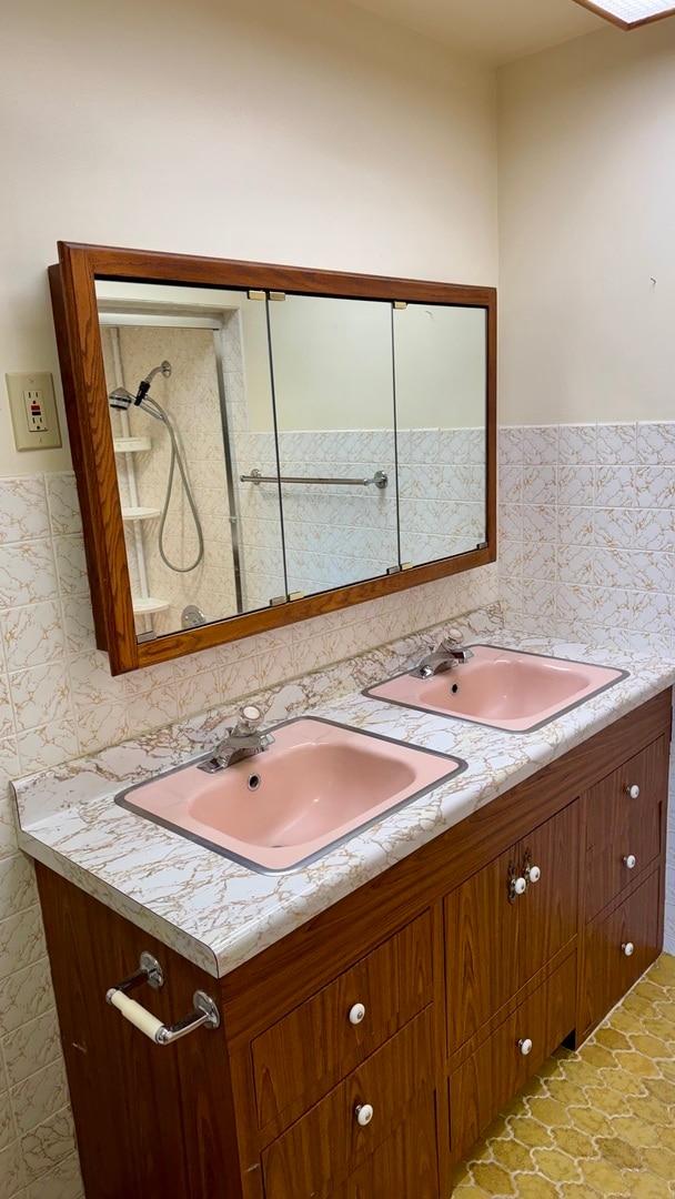 Building Photo - 304 E Hawthorne Dr