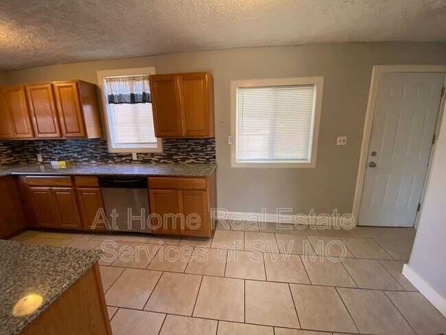 Building Photo - 1471 E Mcgee St