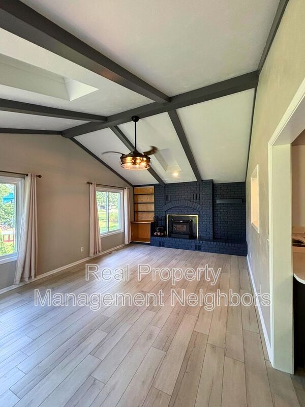 Building Photo - 10335 Holiday Dr