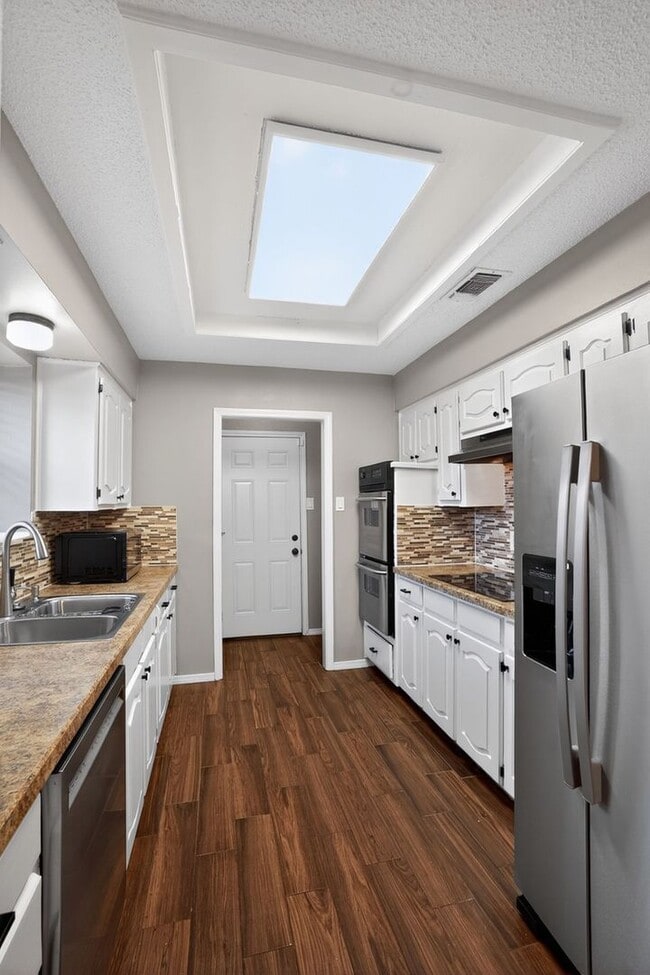 Building Photo - Spacious 3 Bedroom + Office Home with Two Living Areas – Quiet Cul-de-Sac – Available April 1