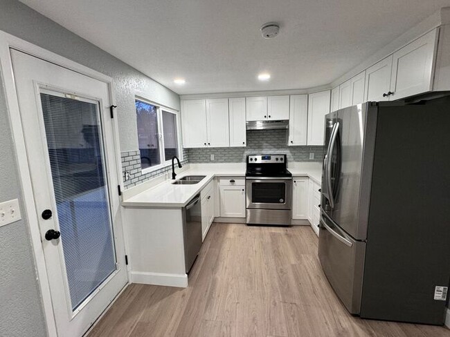 Building Photo - North End 4 bdrm Beautiful Home with Amazing Master closet!!