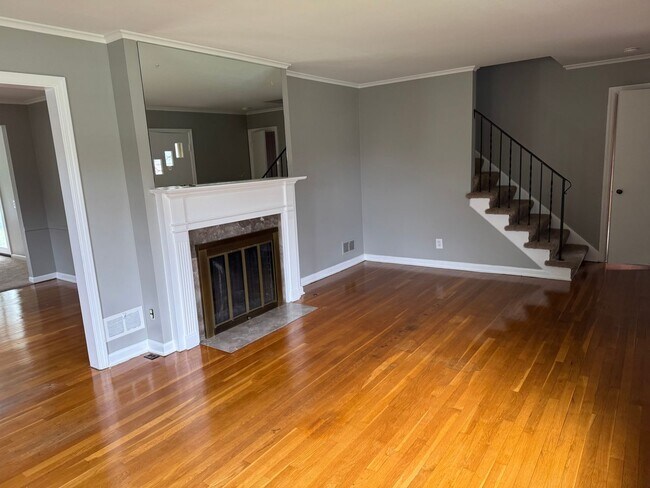 Building Photo - 3 Bedroom 1.5 bathroom Single Family Home, Upper Arlington Schools