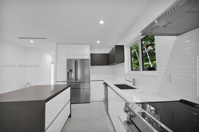 Building Photo - 1546 Van Buren St