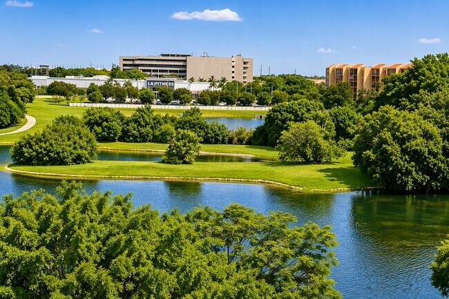 Building Photo - 9682 Fontainebleau Blvd