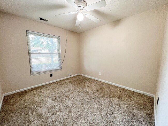 Building Photo - 1559 Summerhill Dr