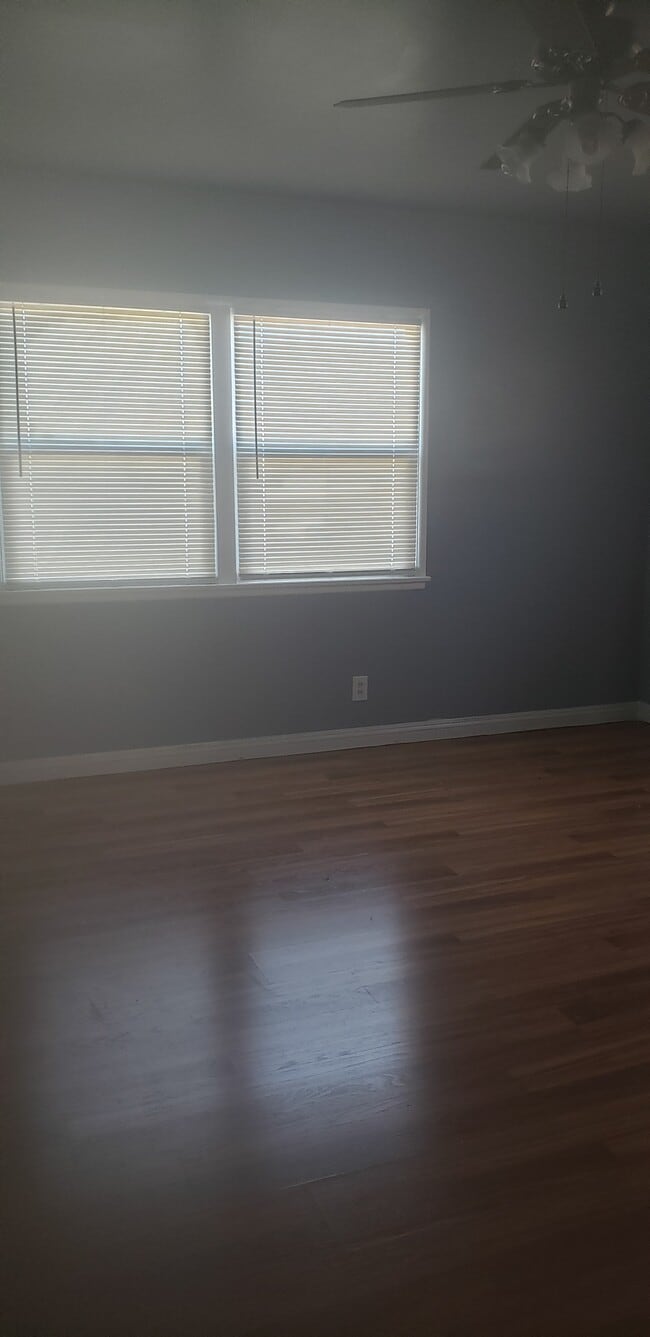 Building Photo - 9412 Beverly St