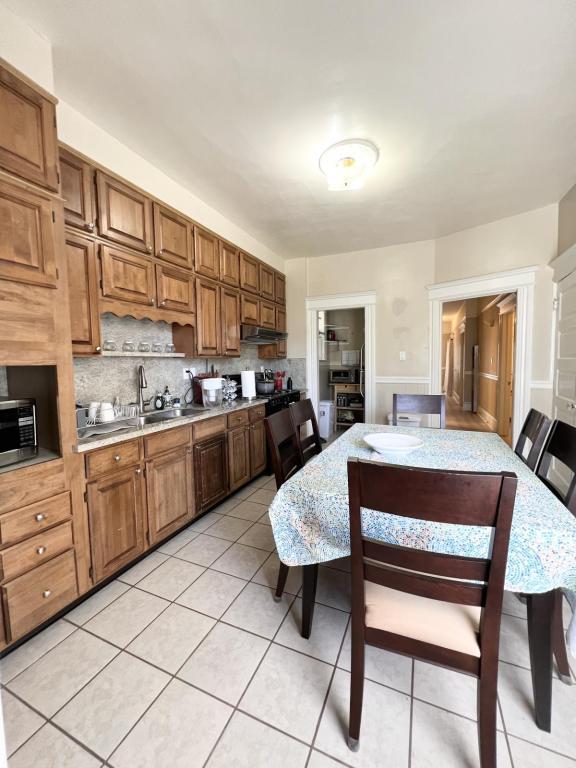 Building Photo - 549 6th Ave