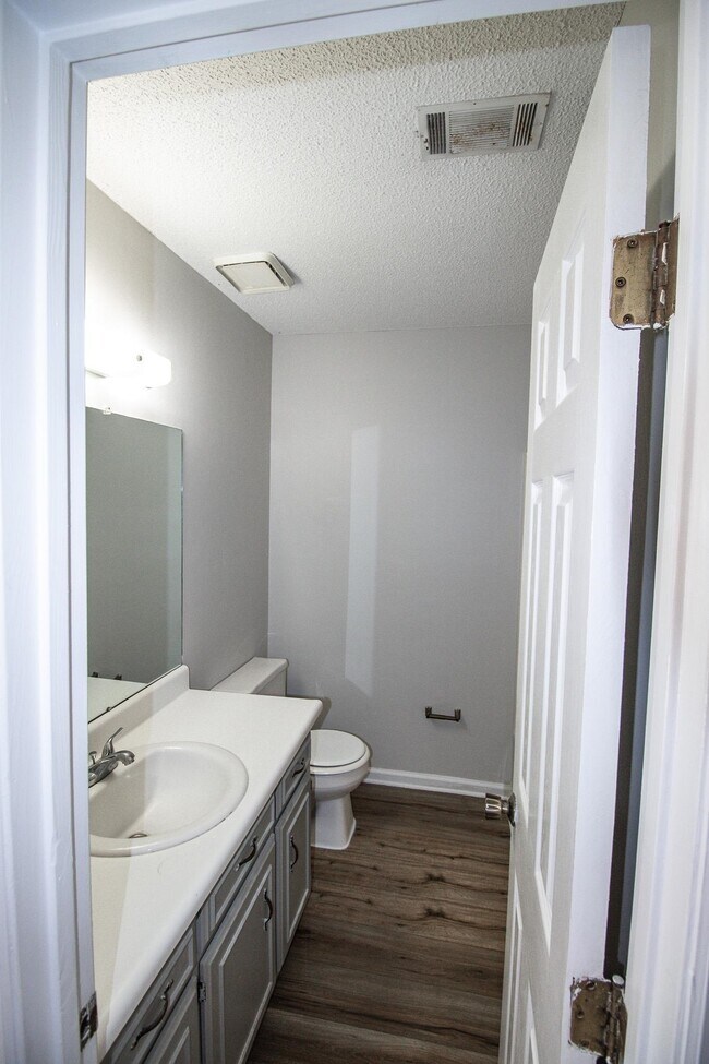 Building Photo - 140 Lanier Dr